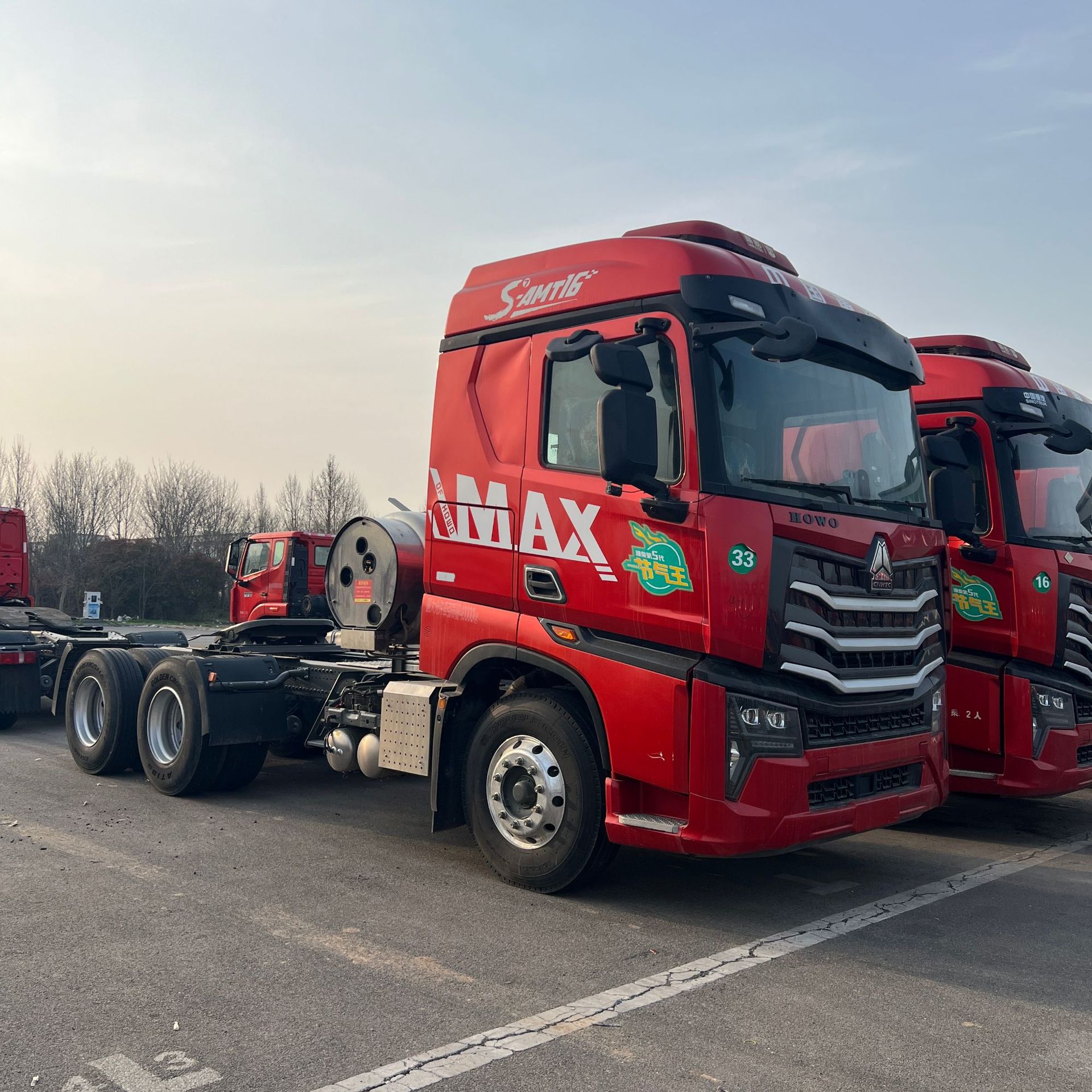 Sinotruk HOWO6 MAX LNG 420hp 6x4 Tractor Truck for Sale