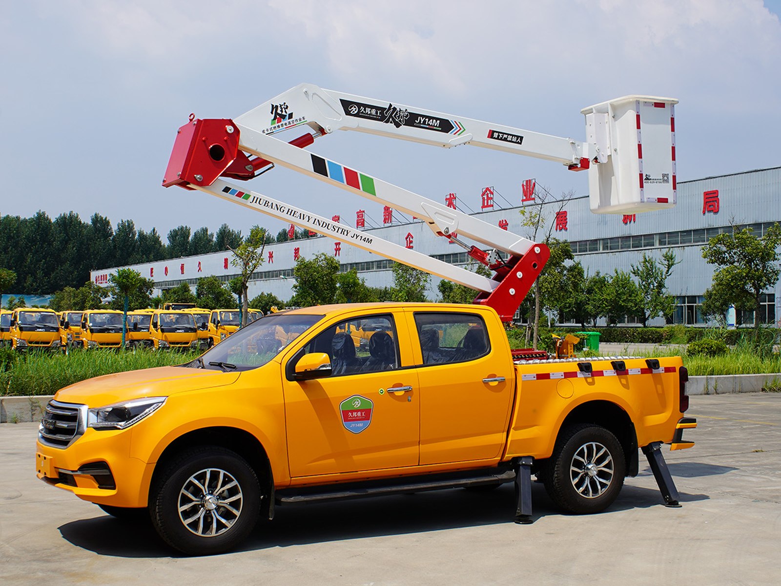 JIUBANG 14-17m Insulated Boom Aerial Work Truck 2