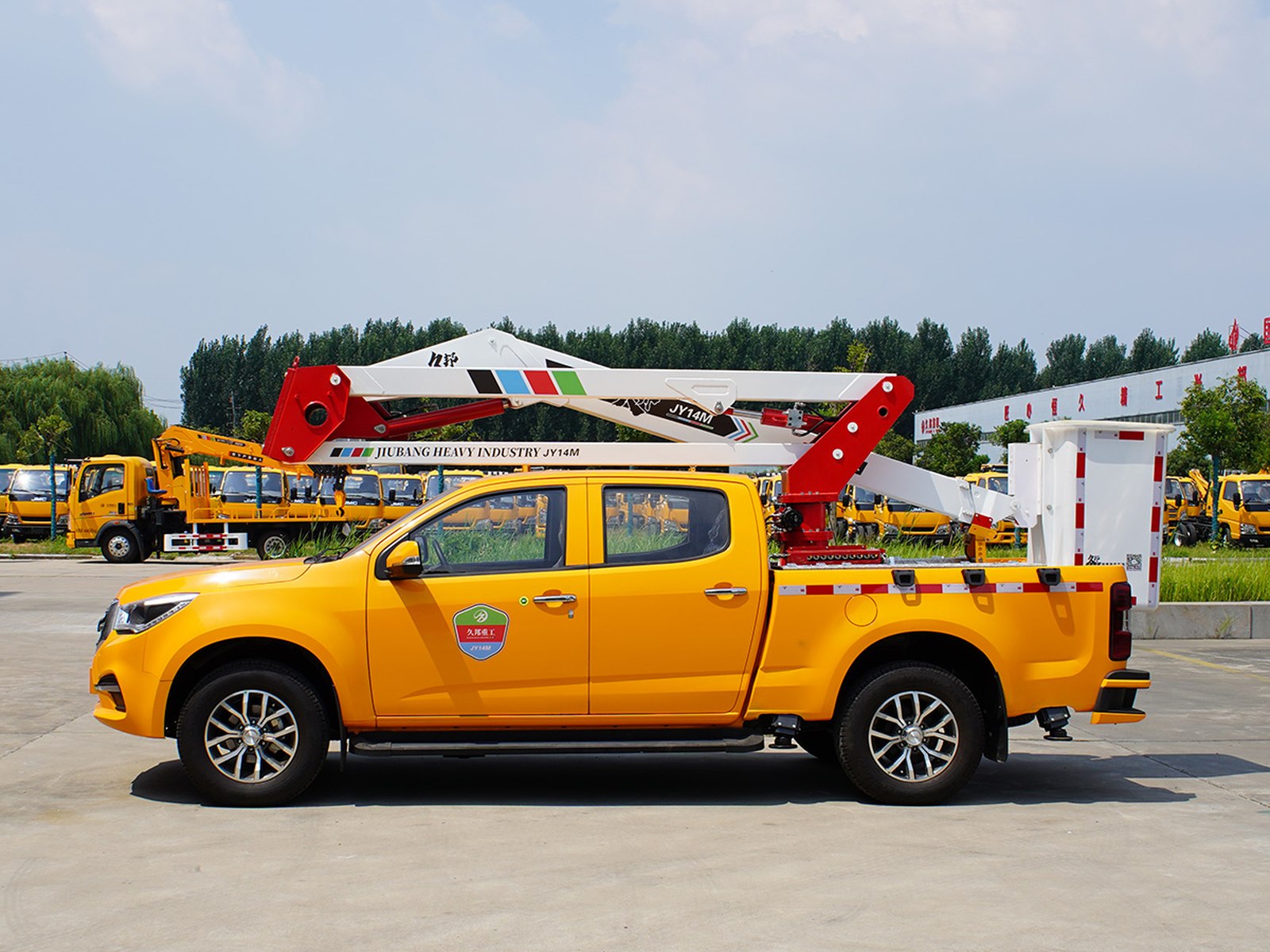 JIUBANG 14-17m Insulated Boom Aerial Work Truck 4