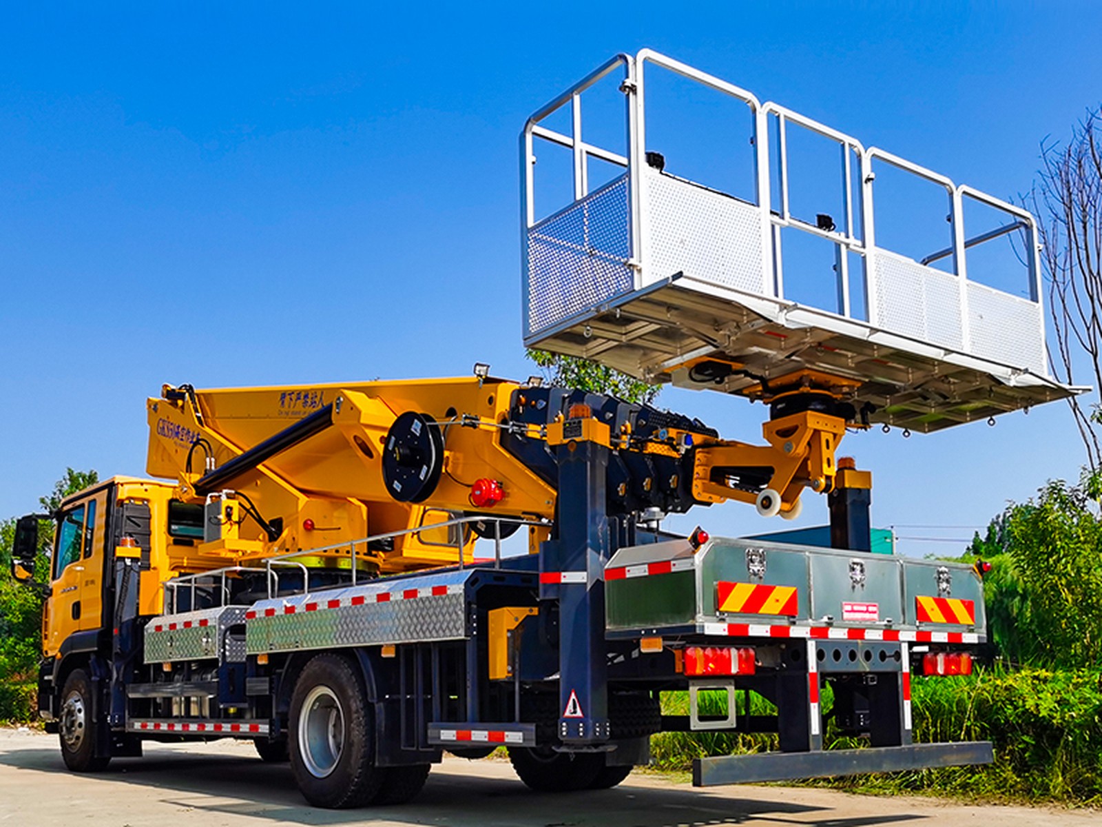 JIUBANG 27m Aerial Work Truck 4