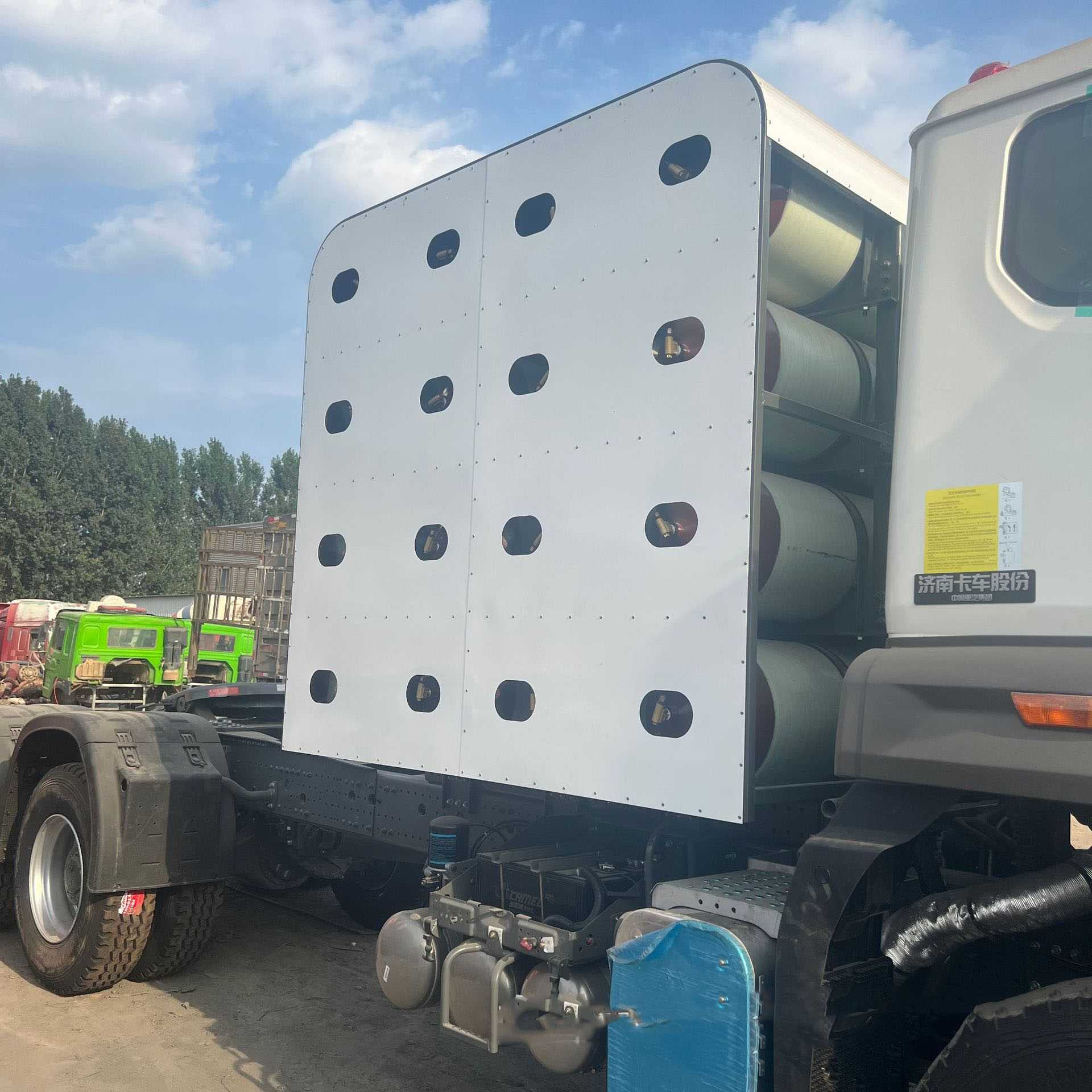 Howo NX Towing Truck Natural Gas CNG Truck 371 HP Logistics Container Freight Trailer Head 5