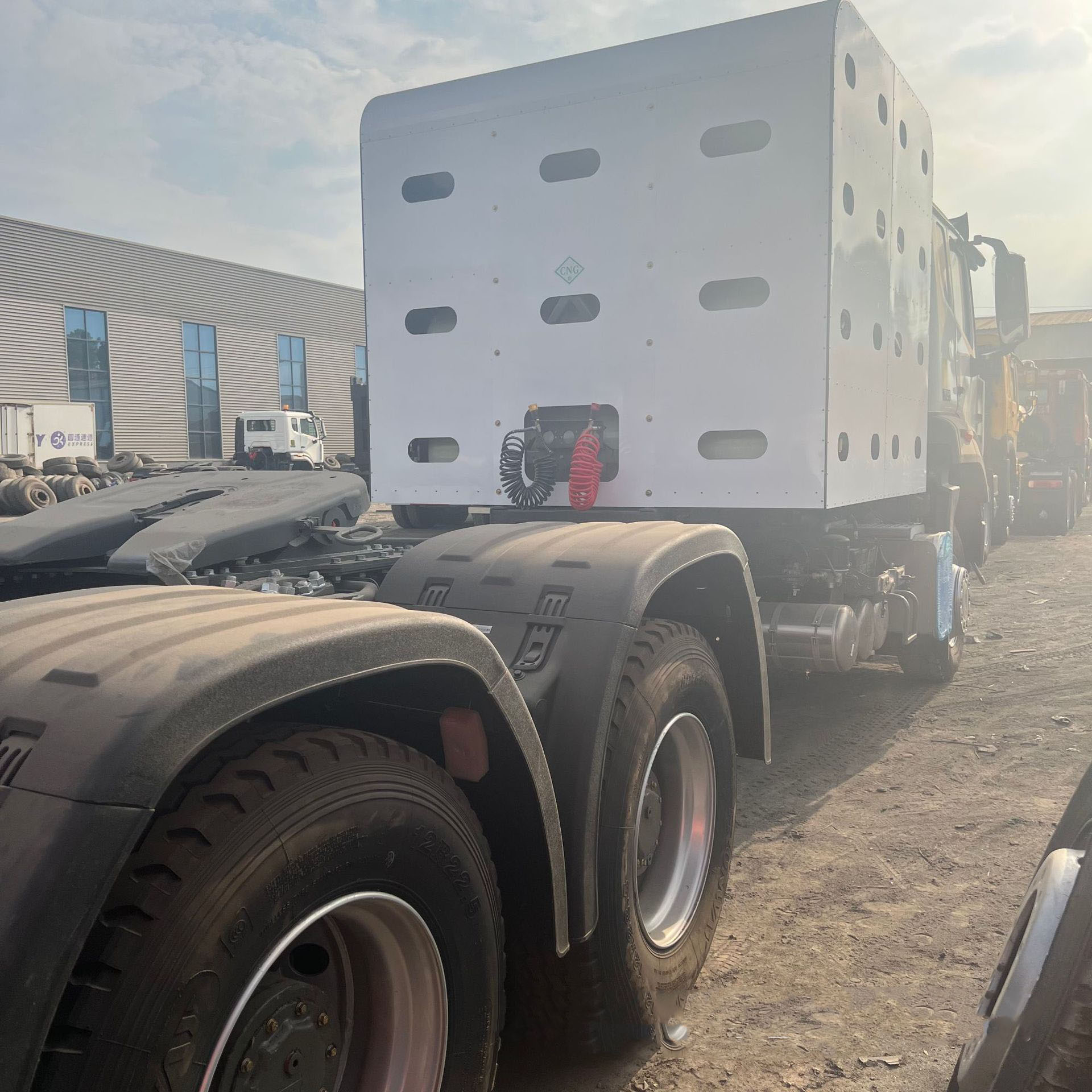 Howo NX Towing Truck Natural Gas CNG Truck 371 HP Logistics Container Freight Trailer Head 4