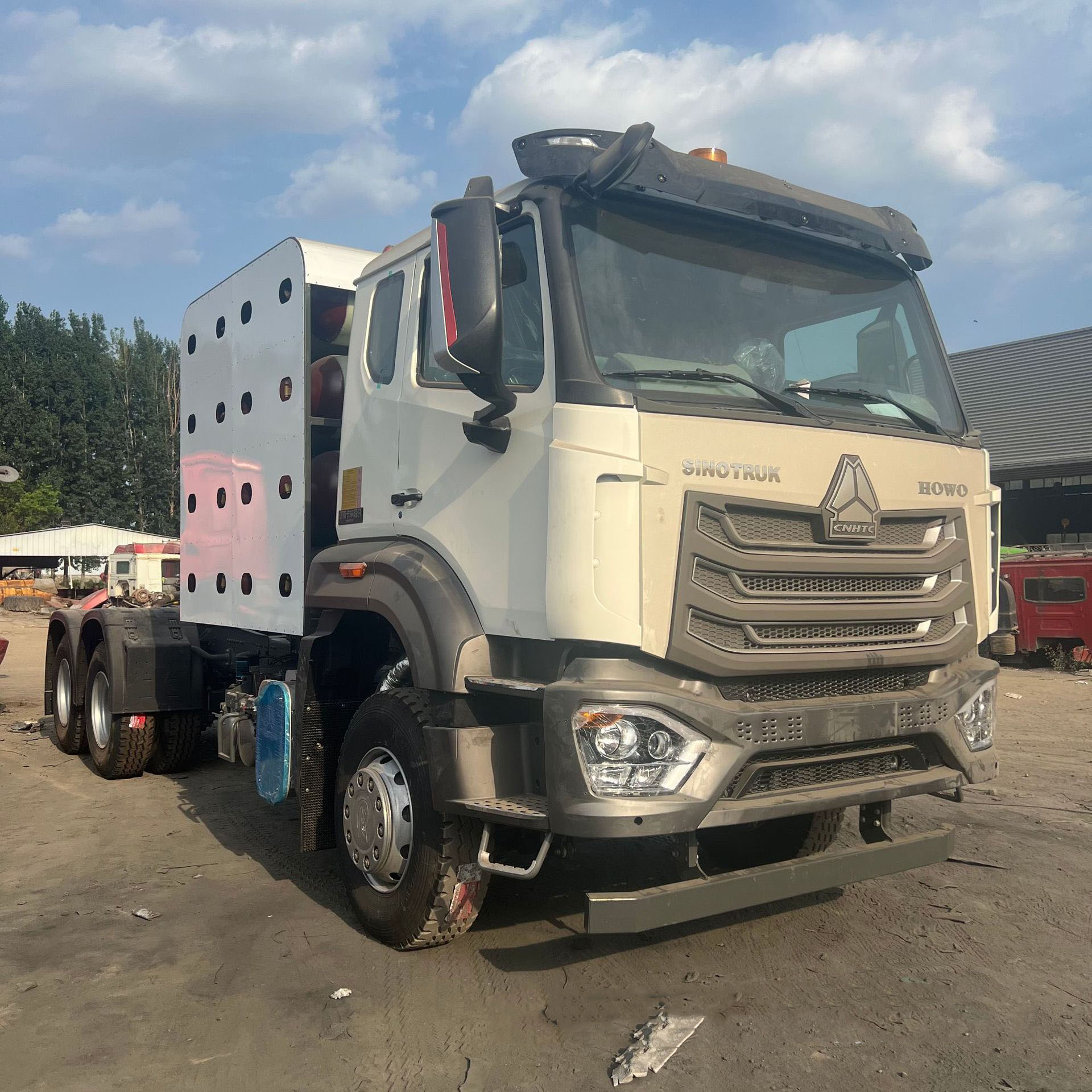 Howo NX Towing Truck Natural Gas CNG Truck 371 HP Logistics Container Freight Trailer Head 2