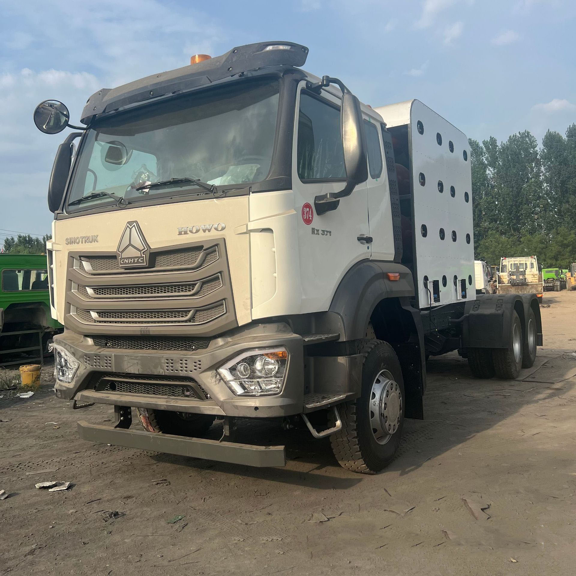 Howo NX Towing Truck Natural Gas CNG Truck 371 HP Logistics Container Freight Trailer Head 3