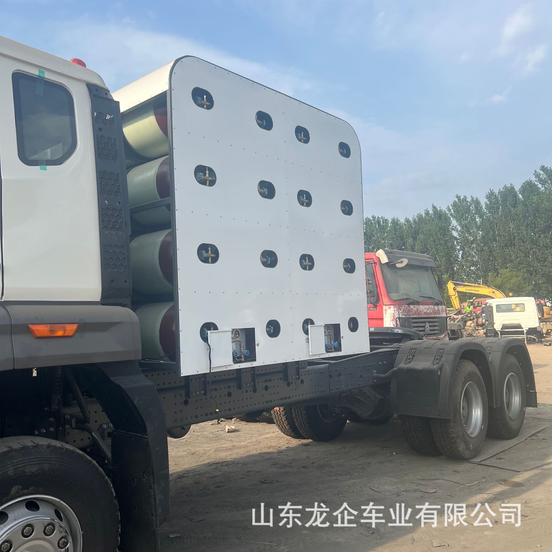 Howo NX Towing Truck Natural Gas CNG Truck 371 HP Logistics Container Freight Trailer Head 7