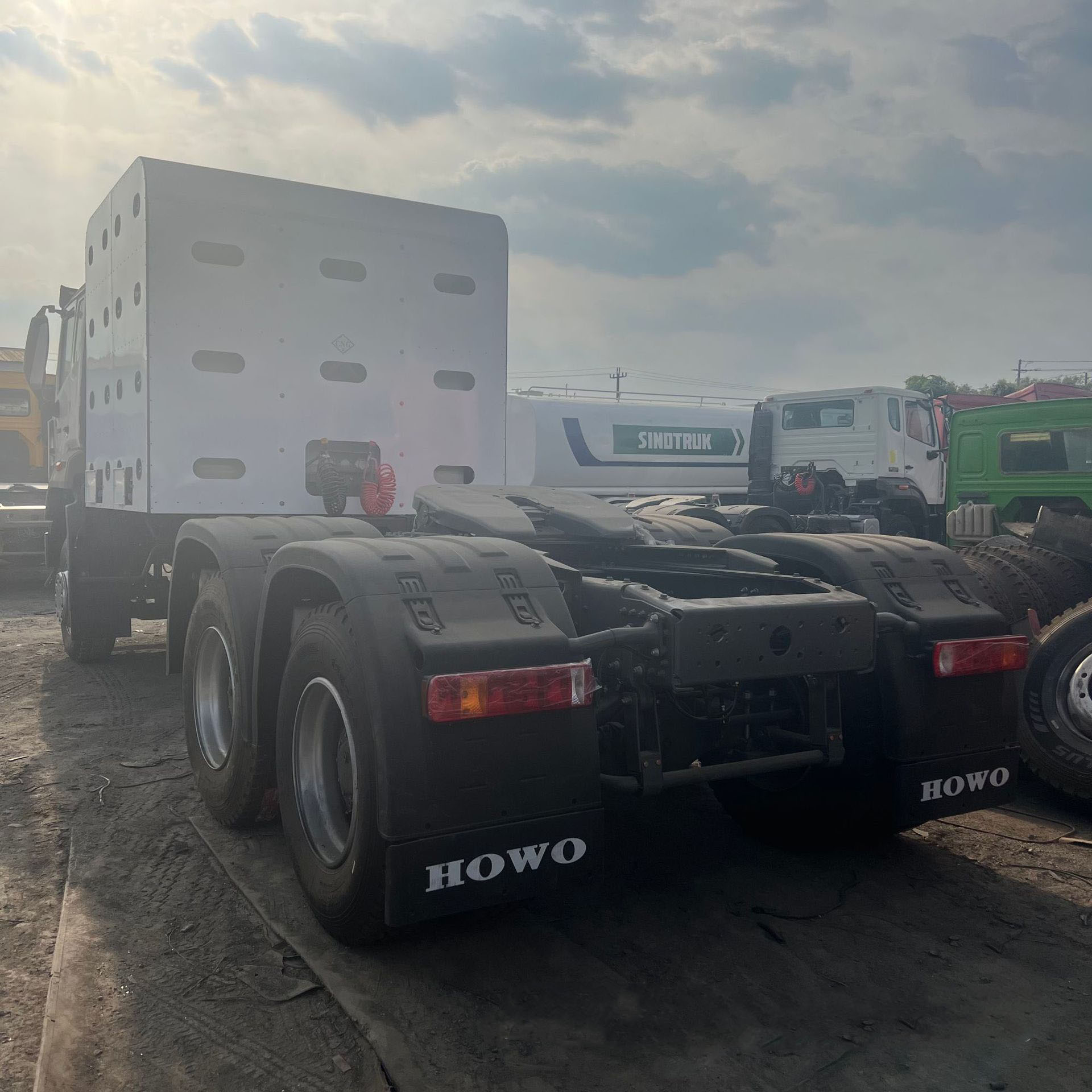 Howo NX Towing Truck Natural Gas CNG Truck 371 HP Logistics Container Freight Trailer Head 8