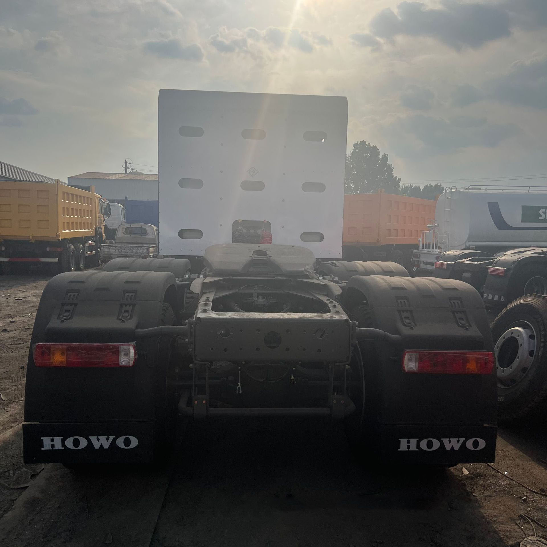 Howo NX Towing Truck Natural Gas CNG Truck 371 HP Logistics Container Freight Trailer Head 9