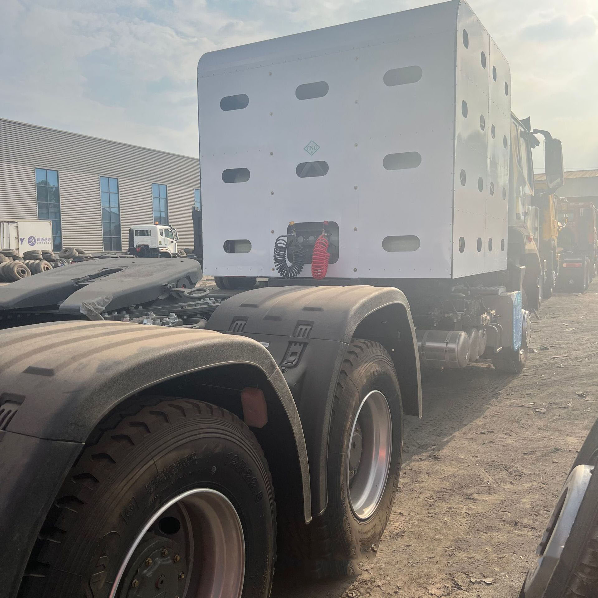Howo NX Towing Truck Natural Gas CNG Truck 371 HP Logistics Container Freight Trailer Head 10