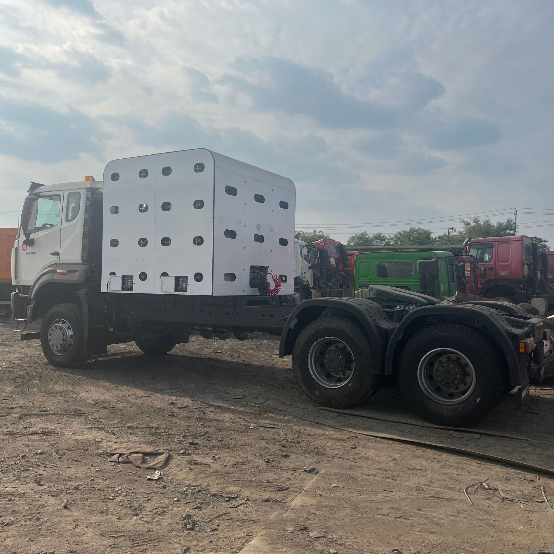 Howo NX Towing Truck Natural Gas CNG Truck 371 HP Logistics Container Freight Trailer Head 11