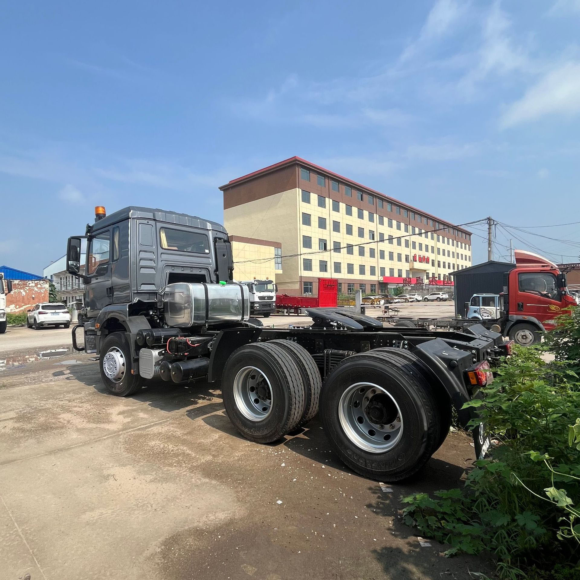 Truck Heavy Duty Truck Delong H3000 Tractor Truck Port Terminal Container Semi trailer Tractor Head 9