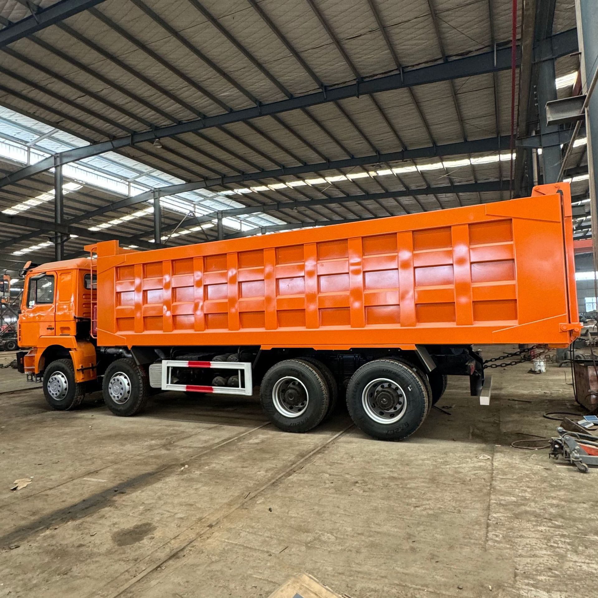 Shaanxi Automobile Delong Right Steering dump truck 380 horsepower dump truck SHACMAN heavy-duty truck Weichai 13