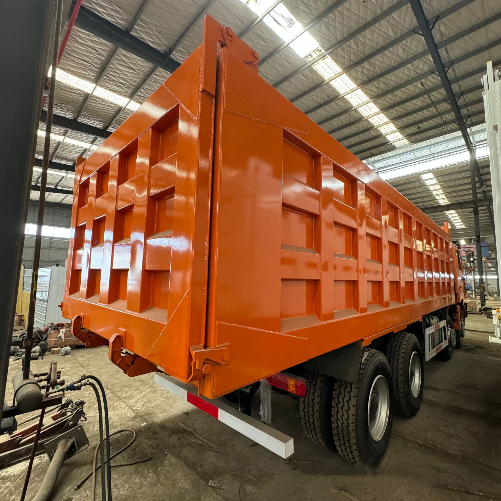 Shaanxi Automobile Delong Right Steering dump truck 380 horsepower dump truck SHACMAN heavy-duty truck Weichai 14